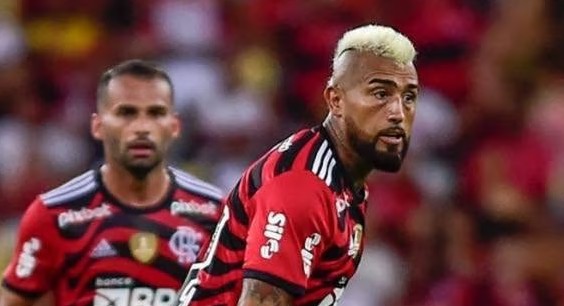 Arturo Vidal jugando con la camiseta de Flamengo