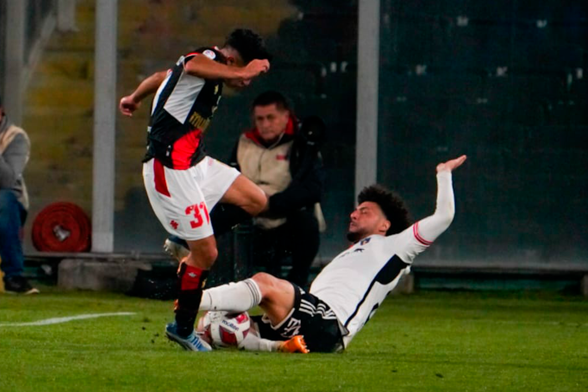 Maximiliano Falcón se barre y golpea a Nicolás Barrios, cuya infracción le provocó la tarjeta roja al jugador de Colo-Colo.