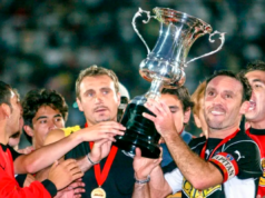 Marcelo Espina levanta el título que acredita a Colo-Colo como campeón del Torneo de Clausura 2002.