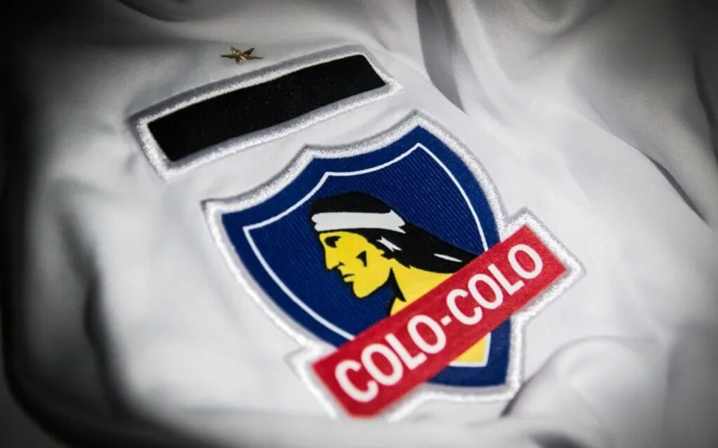 El escudo de Colo Colo en la camiseta oficial del club