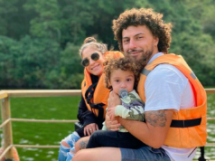 Maximiliano Falcón junto a su familia de paseo en un bote