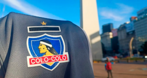 Indumentaria deportiva con la insignia de Colo-Colo frente al mítico Obelisco en Buenos Aires, Argentina.