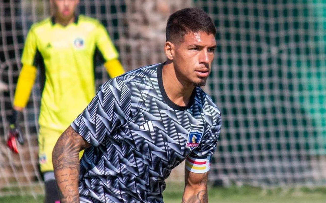 Primer plano de Alan Saldivia jugando por Colo Colo y portando la jineta de capitán