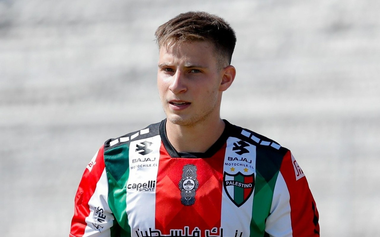 Bruno Barticciotto mirando fijamente mientras tiene la camiseta de Palestino