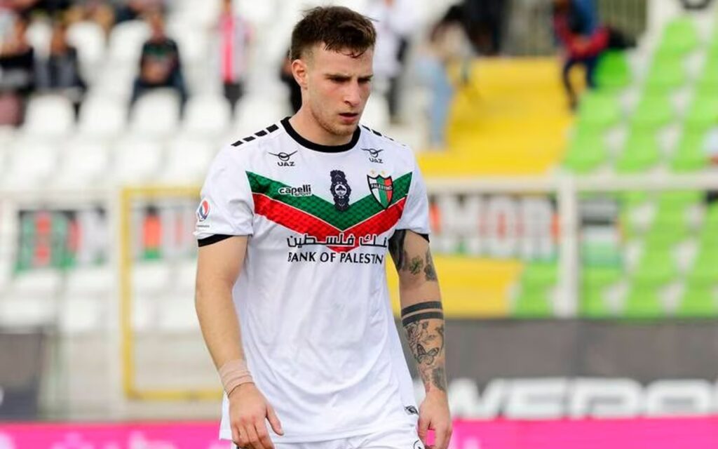 Bruno Barticciotto con cara de molestia jugando por Palestino