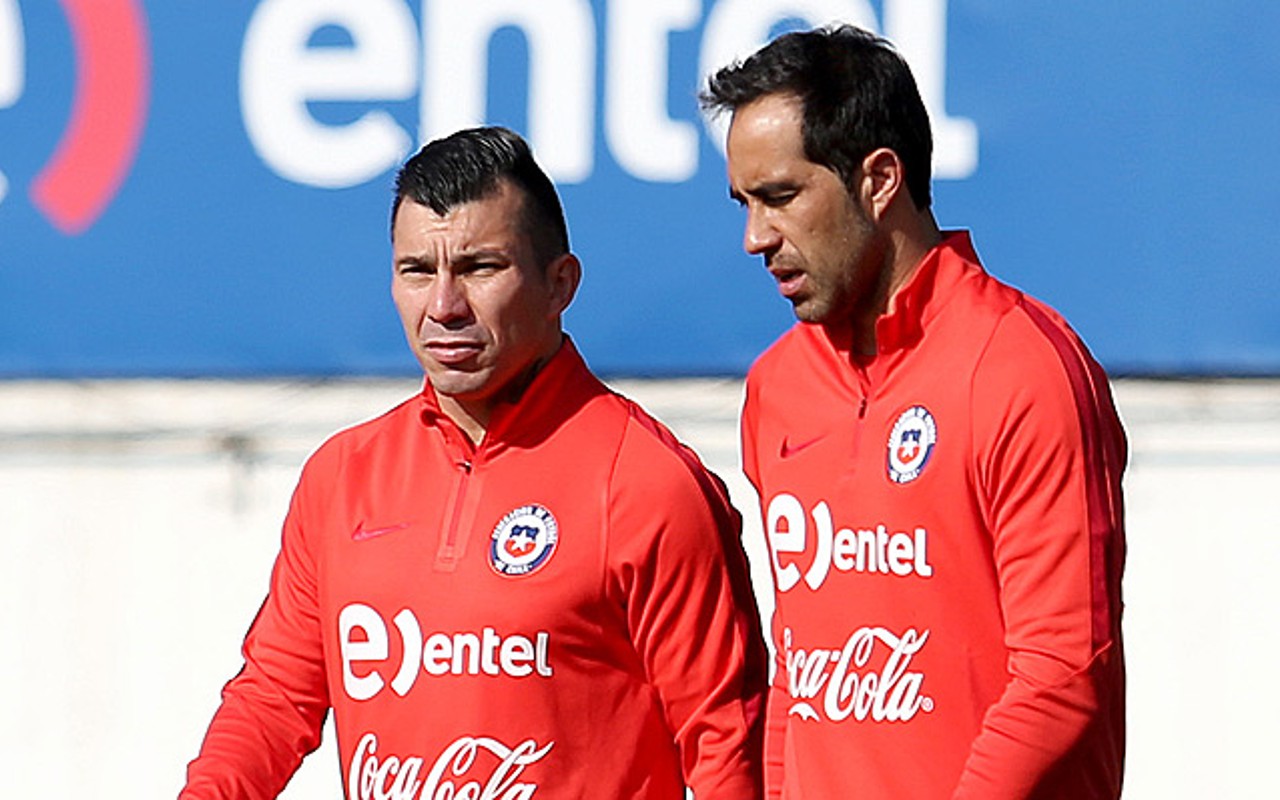 Gary Medel y Claudio Bravo en el entrenamiento de La Roja