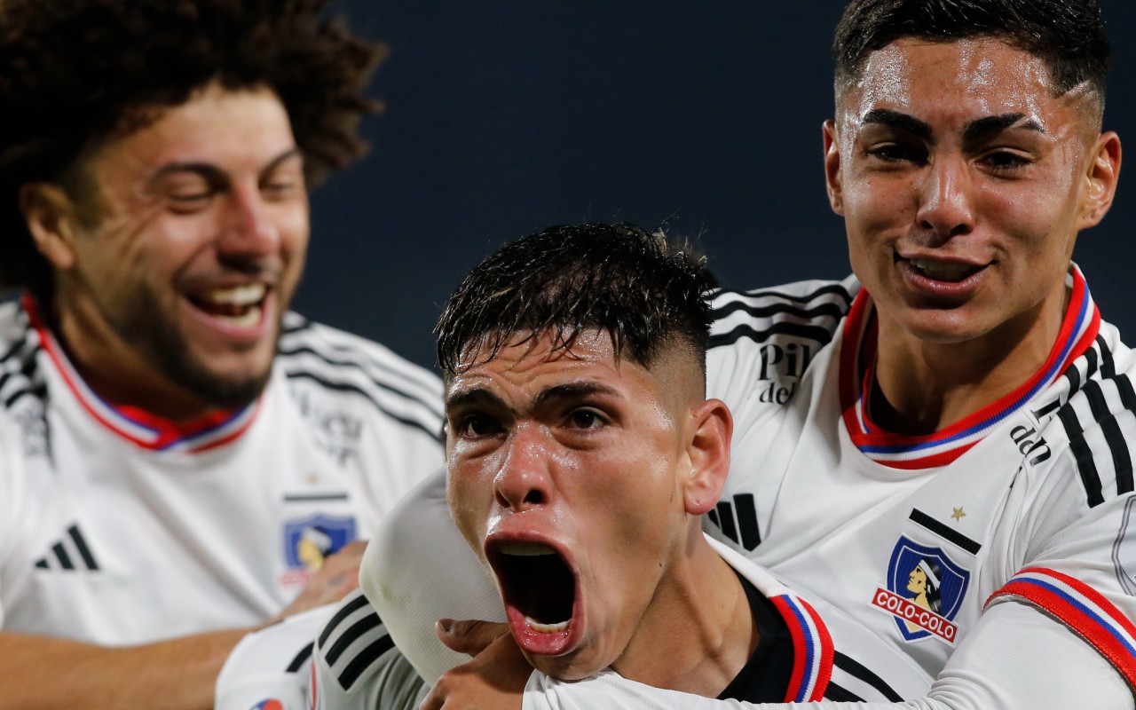 Maximiliano Falcón, Carlos Palacios y Jordhy Thompson festejando un gol por Colo Colo