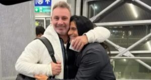 Marcelo Barticciotto y Gabriel Mendoza abrazados en el aeropuerto