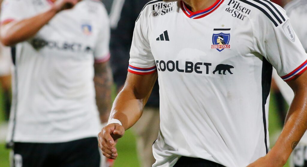 Camiseta de Colo Colo 2023 con el logo de Coolbet