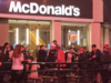 Captura de pantalla de video de hinchas de Colo-Colo fuera del local de McDonalds Obelisco.