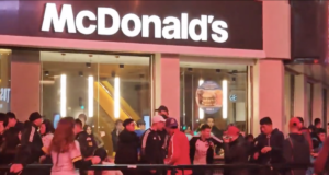 Captura de pantalla de video de hinchas de Colo-Colo fuera del local de McDonalds Obelisco.