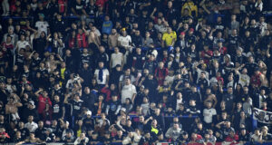 Hinchas de Colo-Colo en una de las galerías del Estadio La Bombonera.