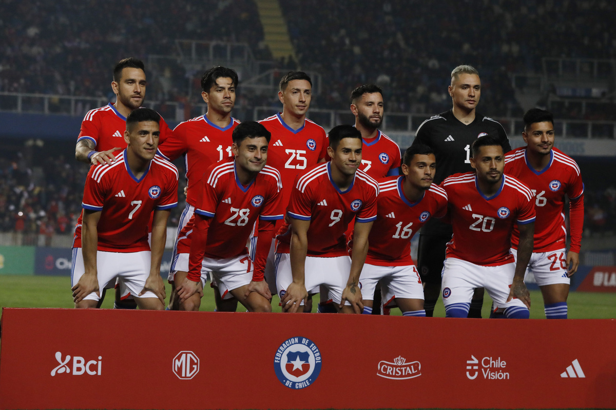 Formación de la selección chilena en amistoso con Cuba.