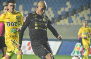 Humberto Suazo instantes antes de anotar un gol por San Luis de Quillota.