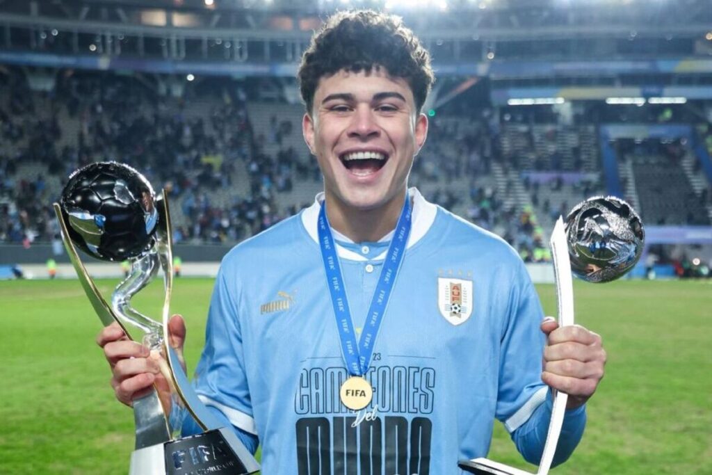 Alan Matturro con dos trofeos tras ganar la final de la Copa Mundial Sub 20 con la selección de Uruguay.