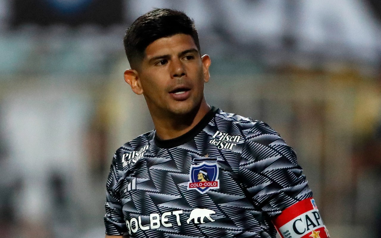 Plano de Esteban Pavez jugando con la camiseta de Colo Colo