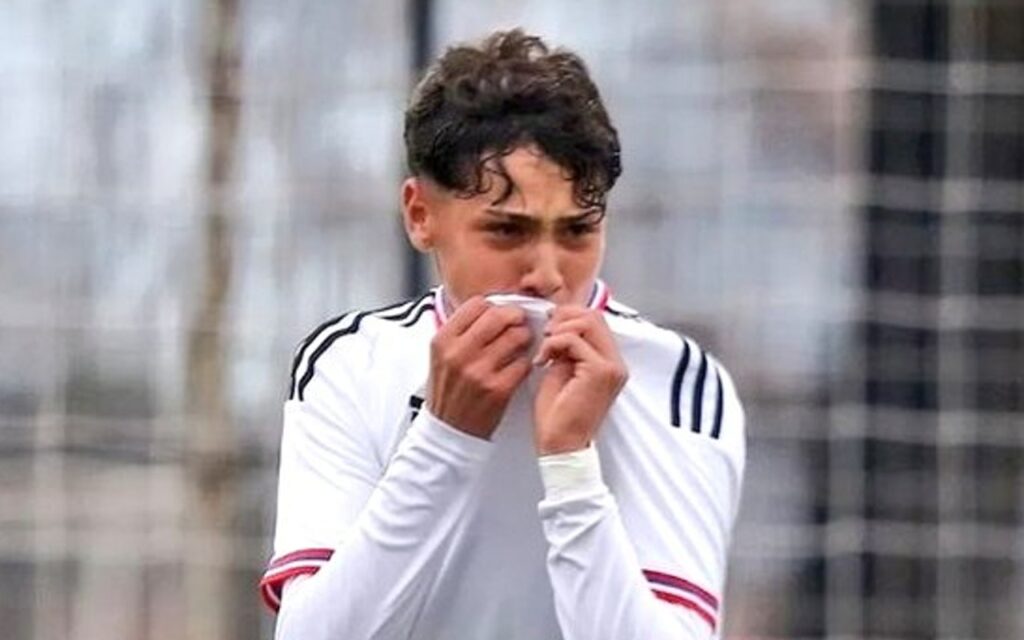 Franco Garrido Caszely besando la camiseta de Colo Colo tras marcar un gol