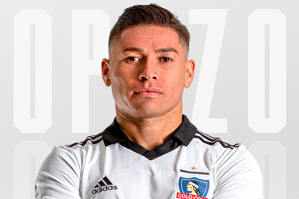 Foto oficial de la presentación de Óscar Opazo como nuevo refuerzo de Colo-Colo para la temporada 2023