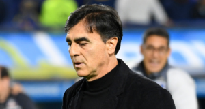 Gustavo Quinteros con cara de lamento mientras se retira del Estadio La Bombonera tras la caída de Colo-Colo 1-0 ante Boca Juniors.
