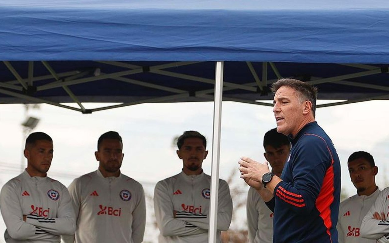 Eduardo Berizzo, DT de La Roja, hablando con sus jugadores