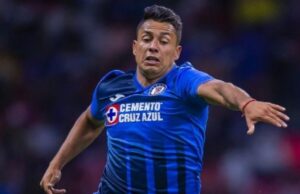 Iván Morales disputando un balón con la camiseta de Cruz Azul.
