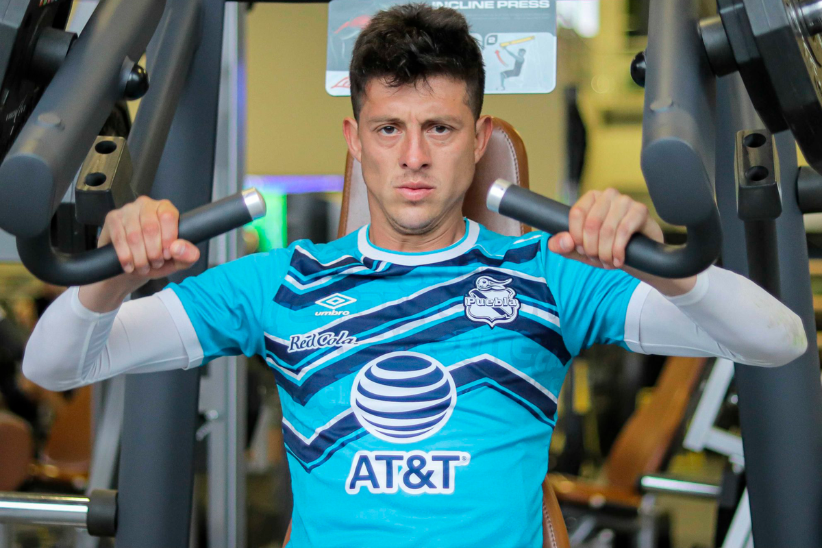 Pablo Parra realizando ejercicios físicos en el gimnasio del Club Puebla de México.