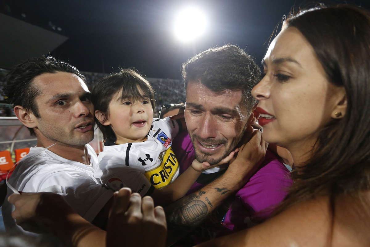 Paulo Garcés celebrando en compañía de su familia el título obtenido por Colo-Colo en la final de la Copa Chile 2016.