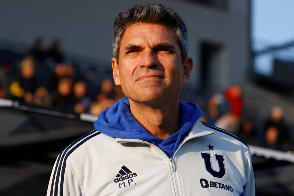 Mauricio Pellegrino con mirada pensativa mientras dirige un partido de Universidad de Chile en el Campeonato Nacional 2023.