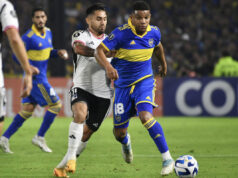 Marcos Bolados disputando un balón en la derrota 0-1 de Colo-Colo ante Boca Juniors en el Estadio La Bombonera, válido por la fase de grupos de la Copa Libertadores 2023.