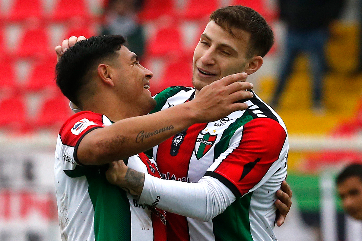 Bruno Barticciotto celebrando un gol junto a Maximiliano Salas en el triunfo 5-4 de Palestino sobre Santiago Morning por la Copa Chile 2023.