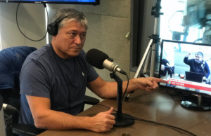 Patricio Yáñez en su rol como panelista de Radio Agricultura.