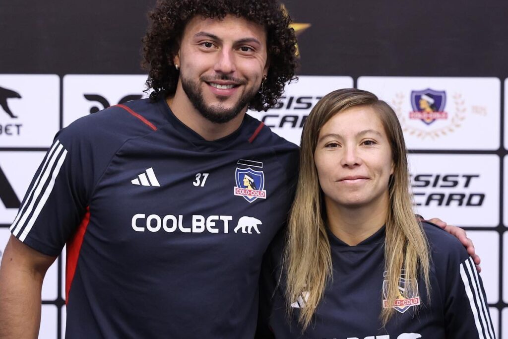 Maximiliano Falcón y Yanara Aedo durante una conferencia de prensa mixta de Colo-Colo en el Estadio Monumental