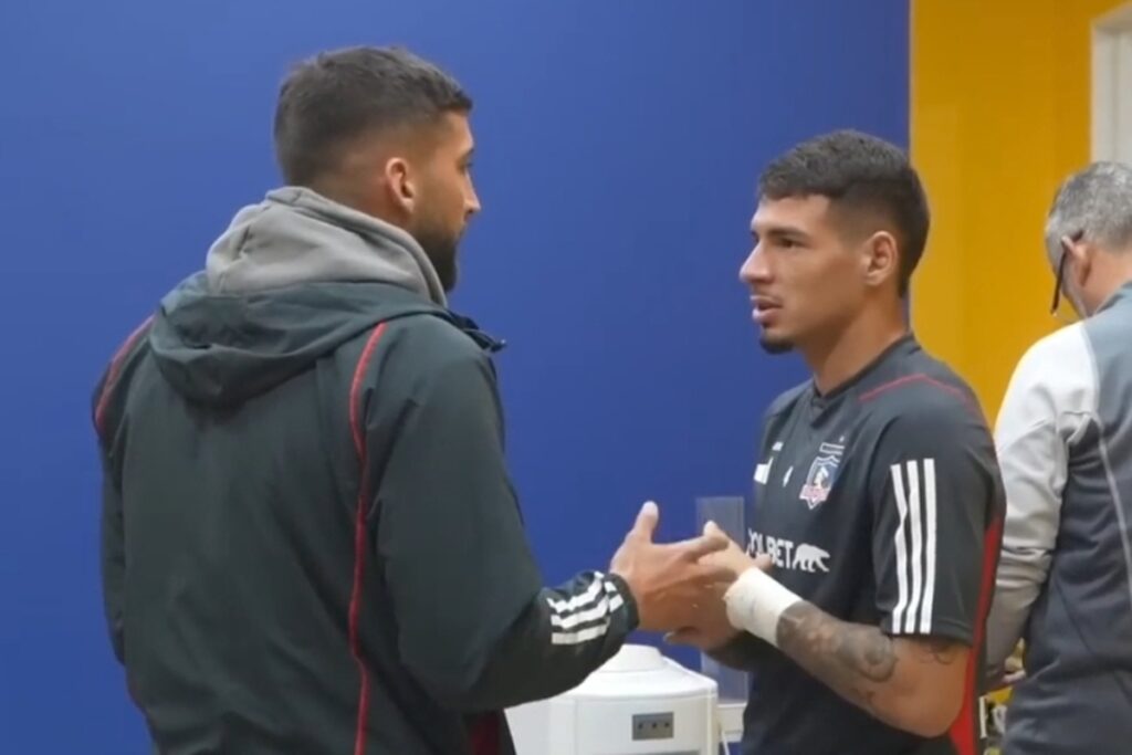 Emiliano Amor aconsejando a Alan Saldivia, en la previa del encuentro entre Colo-Colo y Boca Juniors.