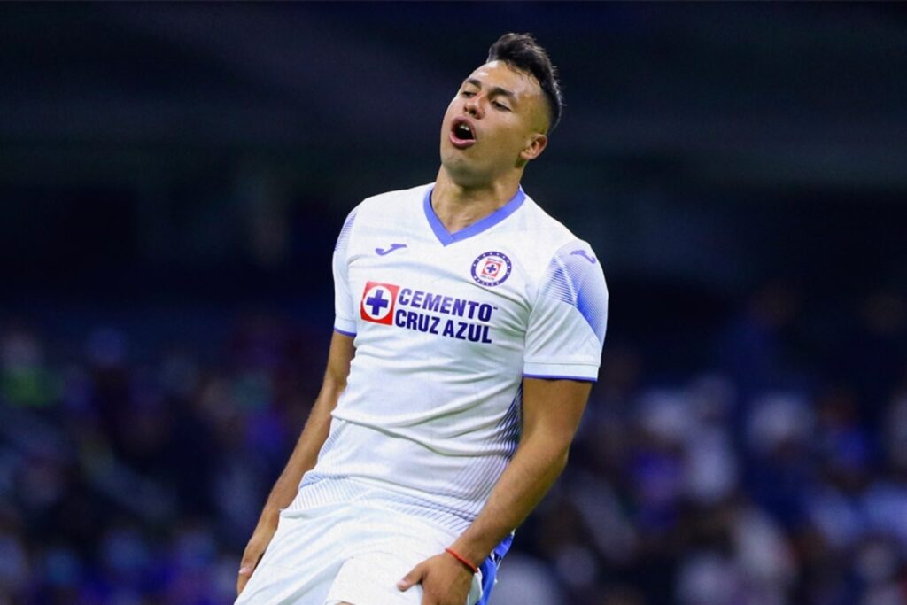 Iván Morales lamentándose con la camiseta de Cruz Azul.