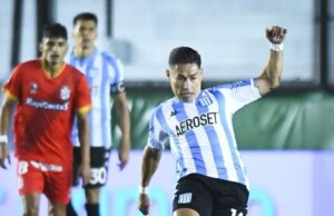 Óscar Opazo dando un pase con la camiseta de Racing