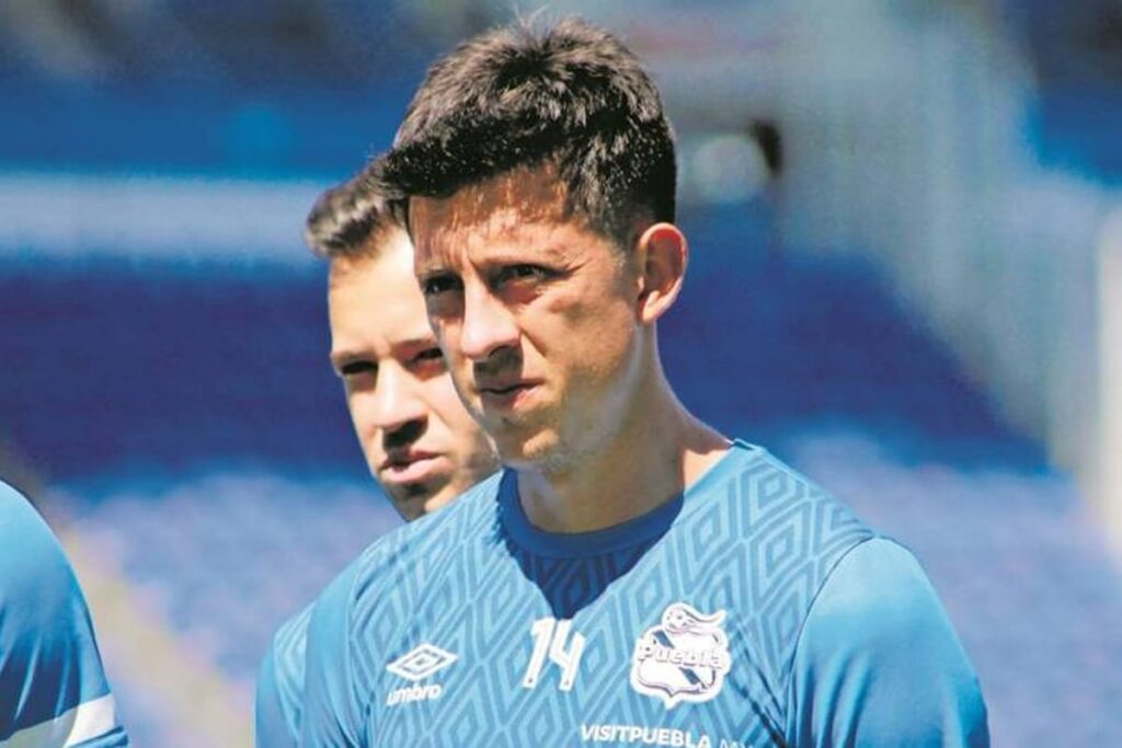 Pablo Parra entrenando con la camiseta de Puebla en el fútbol mexicano