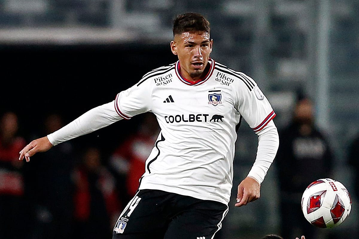 Alan Saldivia sumando minutos con Colo-Colo en el Estadio Monumental.