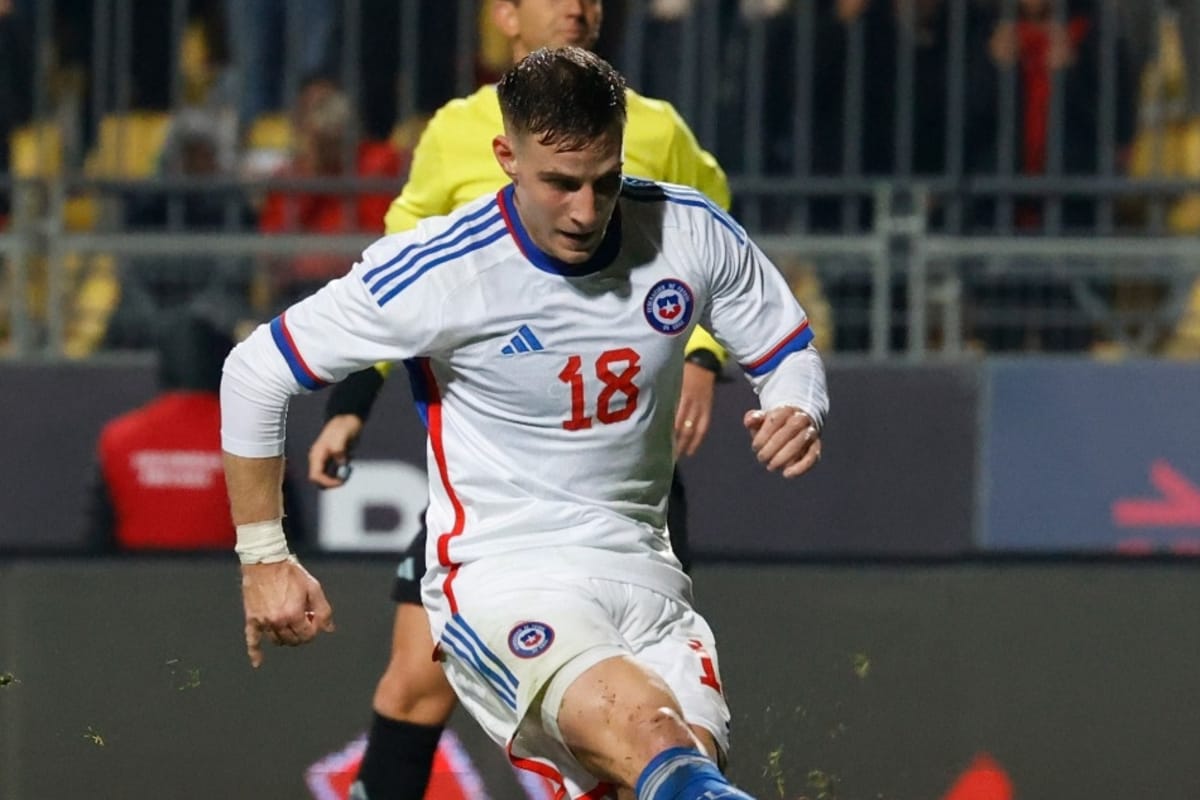 Bruno Barticciotto pateando el penal con que convirtió su primer gol con la Selección Chilena