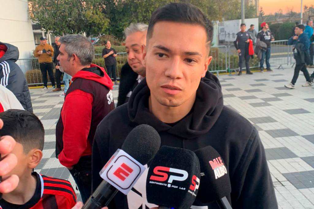 Matías Fernández, actual futbolista de Independiente del Valle, dando una entrevista a los medios de comunicación en el Estadio Monumental previo al duelo entre Colo-Colo y Deportivo Pereira por Copa Libertadores.