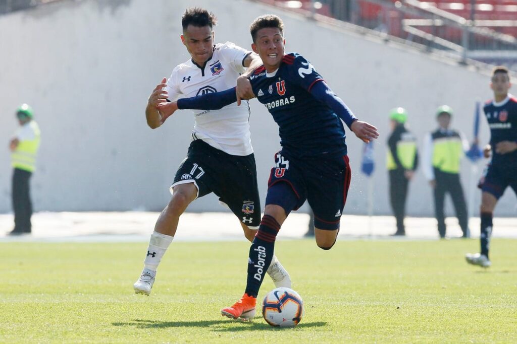 Pablo Parra con la camiseta de Universidad de Chile enfrentando a Colo-Colo