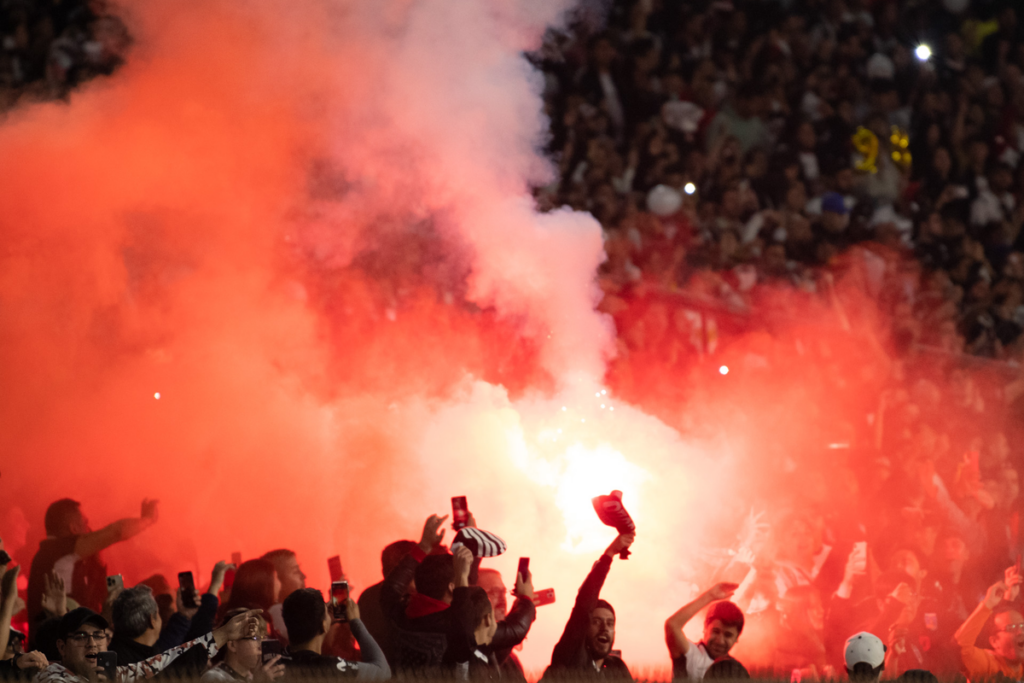 Hinchas de Colo-Colo encienden bengalas en el sector Arica del Estadio Monumental en pleno duelo por Copa Libertadores ante Monagas.