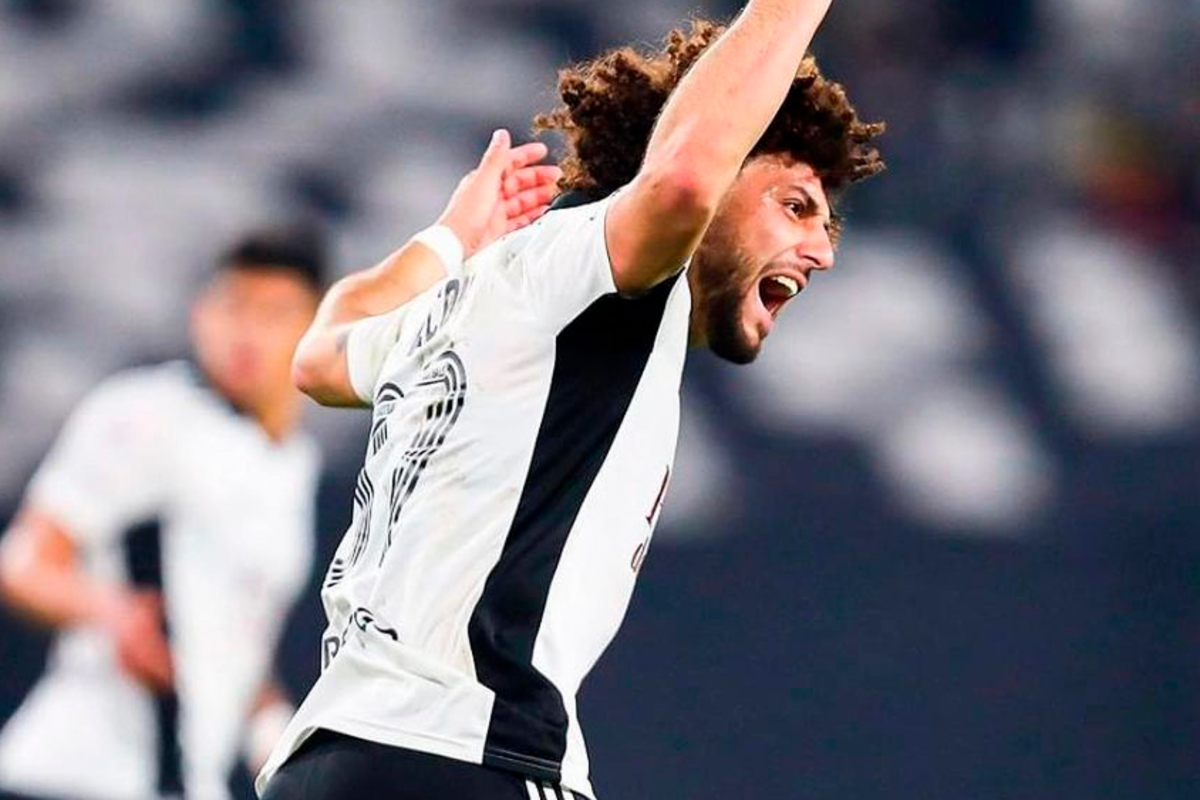 Maximiliano Falcón celebrando con las manos en alto un gol con la camiseta de Colo-Colo durante la temporada 2022.