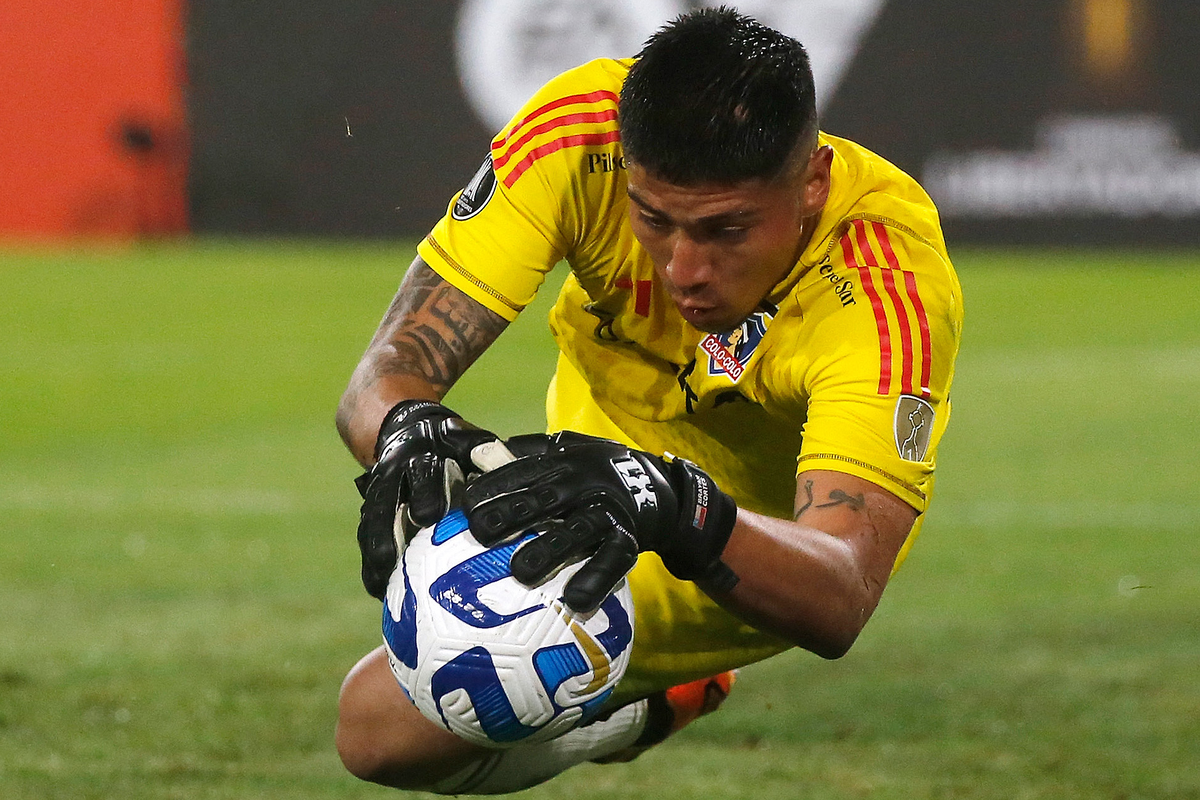 Brayan Cortés controla un balón mientras defiende la camiseta de Colo-Colo.