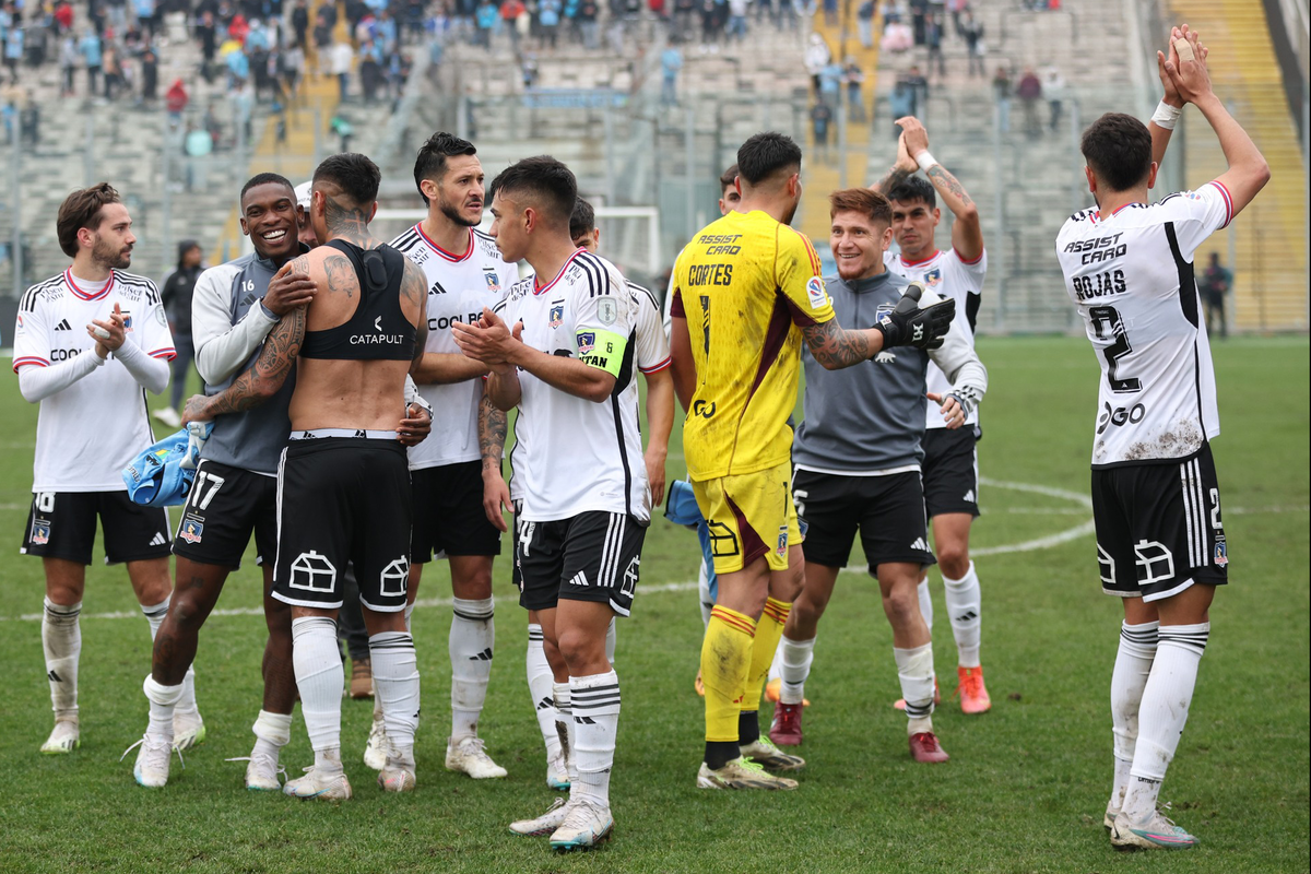 Futbolistas de Colo-Colo se abrazan y se despiden el público tras el triunfo 2-0 ante O'Higgins por el Campeonato Nacional 2023.
