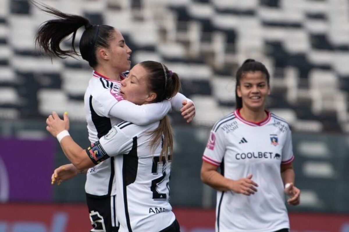 Jugadoras de Colo-Colo celebrando un gol