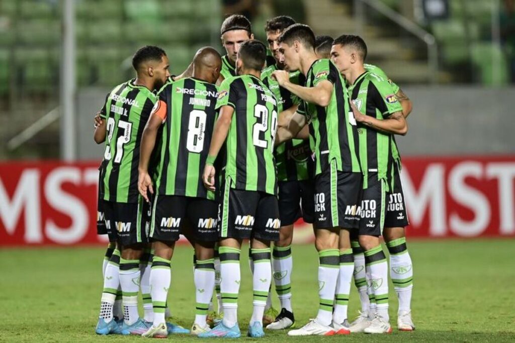 Jugadores del América Mineiro dentro de la cancha.