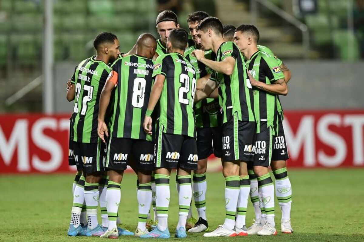 Jugadores del América Mineiro dentro de la cancha.