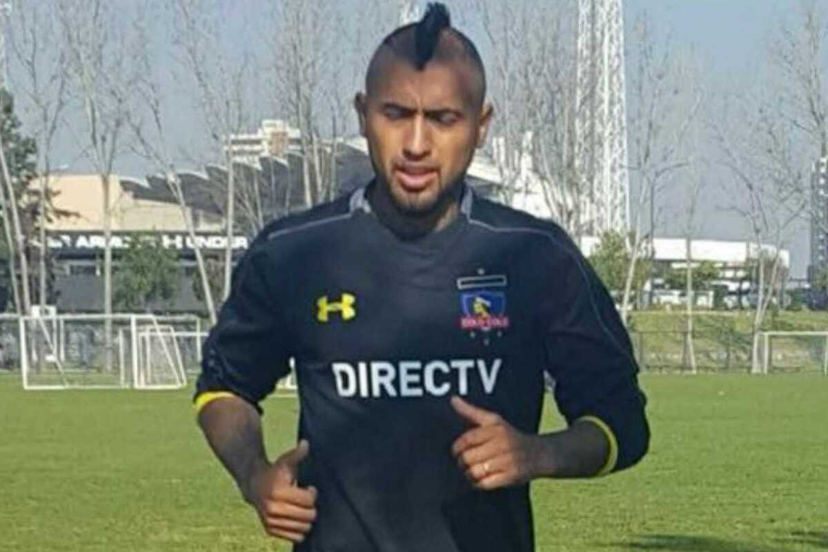 Arturo Vidal entrenando con indumentaria de Colo-Colo en el Estadio Monumental.