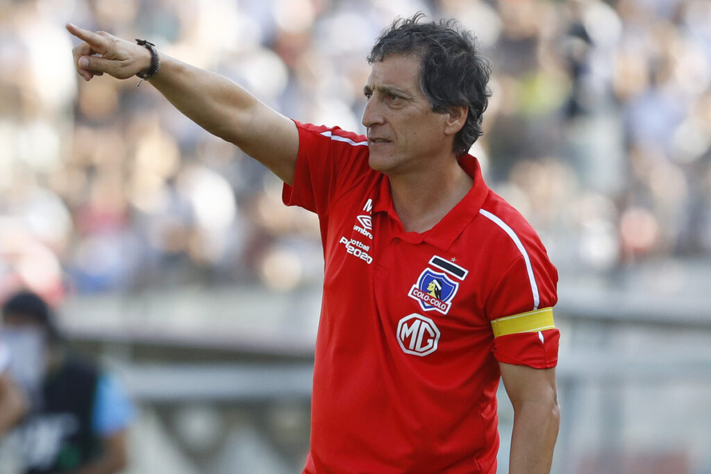 Mario Salas indicando con su dedo con camiseta de Colo-Colo.