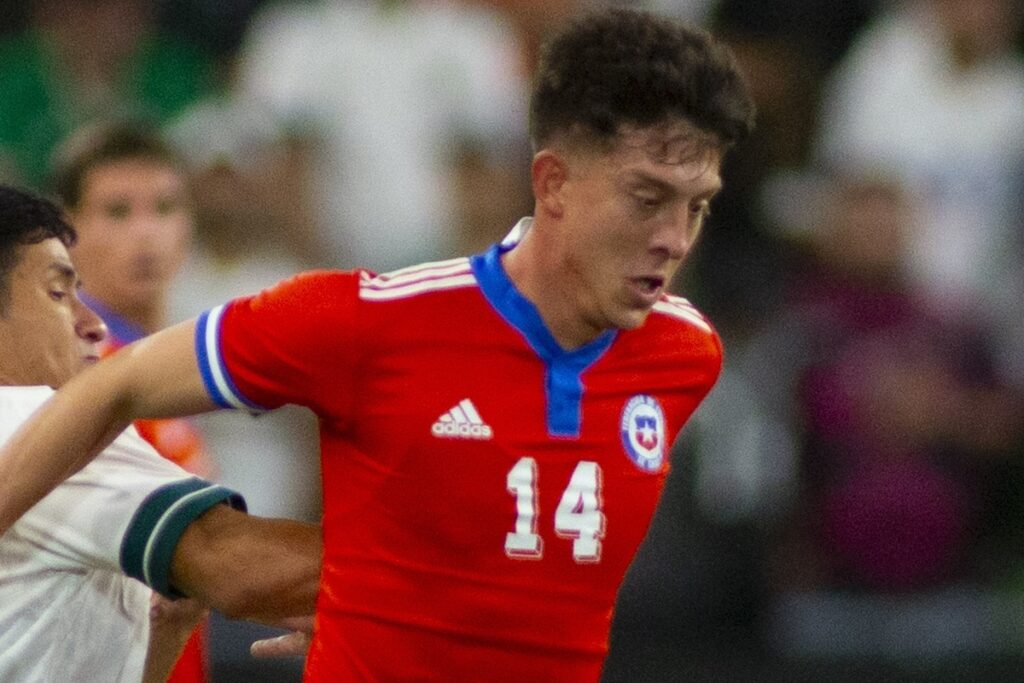 Pablo Parra jugando por la selección chilena.